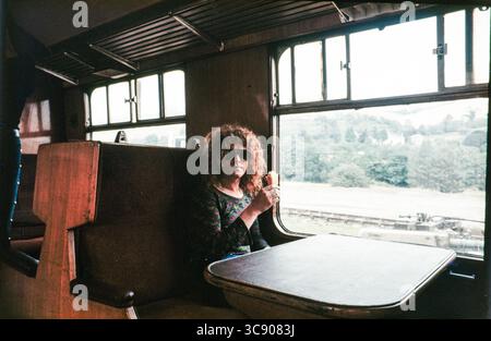 Ian Hunter, Leadsänger und Gitarrist der britischen Rockband Mott The Hoople. Foto von einer Dampfeisenbahn in Devon, England, 1972. Stockfoto