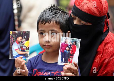 20. Februar 2021, Dhaka, Bangladesch: Verwandte halten Fotos von Opfern, die vor zwei Jahren bei einer Feuertragödie in der Altstadt getötet wurden. (Bild: © Harun-or-Rashid/ZUMA Wire) Stockfoto