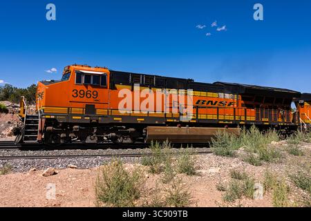Cosnino Crossing 8-2-2025 Flagstaff, AZ USA BNSF Railway GE ET44C-4 Lokomotive Nr. 3969, die einen Güterzug in Richtung Westen auf der BNSF Seligman Sub führt Stockfoto