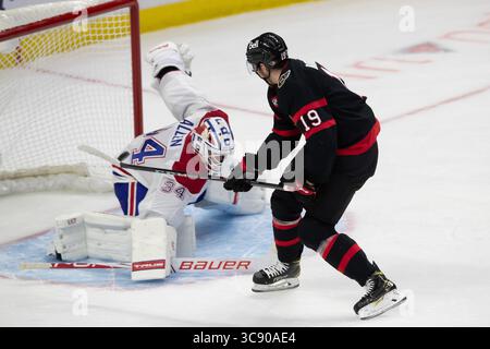 21. Februar 2021: Jake Allen (34), Torhüter der Montreal Canadiens, Drake Batherson (19), holt beim NHL-Spiel zwischen den Montreal Canadiens und den Ottawa Senators im Canadian Tire Centre in Ottawa (Kanada) einen Abbruch. Daniel Lea/CSM(Kreditbild: &Copy; Daniel Lea/CSM via ZUMA Wire) Stockfoto