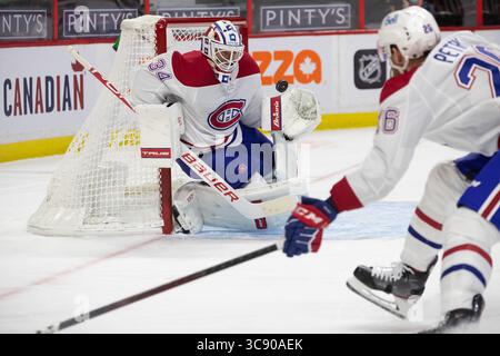 21. Februar 2021: Jake Allen (34) verteidigt Jeff Petry (26) während des NHL-Spiels zwischen den Montreal Canadiens und den Ottawa Senators im Canadian Tire Centre in Ottawa. Daniel Lea/CSM(Kreditbild: &Copy; Daniel Lea/CSM via ZUMA Wire) Stockfoto