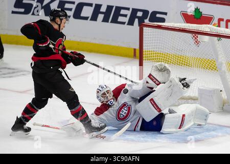 21. Februar 2021: Jake Allen (34), Torhüter der Montreal Canadiens, der im kanadischen Tire Centre im kanadischen Ottawa-Tire Centre eine Überstunde gegen die Ottawa Senatoren Brady Tkachuk (7) macht. Daniel Lea/CSM(Kreditbild: &Copy; Daniel Lea/CSM via ZUMA Wire) Stockfoto