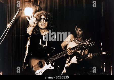 Ian Hunter und Pete Overend Watts der britischen Rockgruppe Mott the Hoople, die 1973 in den USA auf der Bühne standen. Stockfoto
