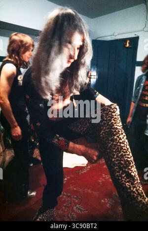 Pete Overend Watts. Bassist der britischen Rockgruppe Mott the Hoople. Backstage vor einem Auftritt im Jahr 1973. Stockfoto