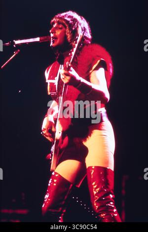 Pete Overend Watts, Bassist der britischen Rockgruppe Mott the Hoople, stand 1974 auf der Bühne. Stockfoto