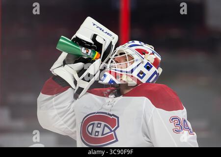 21. Februar 2021: Jake Allen (34), Torhüter der Montreal Canadiens, erhält eine Erfrischungspause während des NHL-Spiels zwischen den Montreal Canadiens und den Ottawa Senators im Canadian Tire Centre in Ottawa, Kanada. Daniel Lea/CSM(Kreditbild: &Copy; Daniel Lea/CSM via ZUMA Wire) Stockfoto