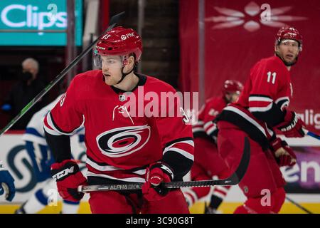 20. Februar 2021: Carolina Hurricanes Center Warren Foegele (13) während des NHL-Spiels zwischen den Chicago Blackhawks und Carolina Hurricanes in der PNC Arena in Raleigh, NC. Brian McWalters/CSM(Kreditbild: &Copy; Brian Mcwalters/CSM via ZUMA Wire) Stockfoto