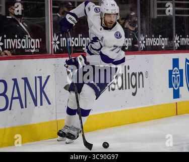 20. Februar 2021: Tampa Bay Lightning-Verteidiger Victor Hedman (77) während des NHL-Spiels zwischen den Chicago Blackhawks und Carolina Hurricanes in der PNC Arena in Raleigh, NC. Brian McWalters/CSM(Kreditbild: &Copy; Brian Mcwalters/CSM via ZUMA Wire) Stockfoto