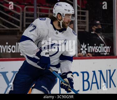 20. Februar 2021: Tampa Bay Lightning-Verteidiger Victor Hedman (77) während des NHL-Spiels zwischen den Chicago Blackhawks und Carolina Hurricanes in der PNC Arena in Raleigh, NC. Brian McWalters/CSM(Kreditbild: &Copy; Brian Mcwalters/CSM via ZUMA Wire) Stockfoto
