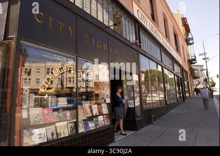 6. April 2010, San Francisco, CA, USA: City Lights Books, ein unabhängiger Buchhändler und Verlag, wurde 1953 von dem Dichter Lawrence Ferlinghetti und Peter Martin an der Columbus Avenue am Broadway in San Francisco am 6. April 2010 gegründet. (Kreditbild: © TNS via ZUMA Wire) Stockfoto