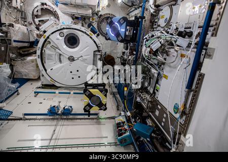 4. Februar 2021 – Erdatmosphäre – Ein Paar experimenteller Roboterassistenten von Astrobee ist im japanischen Kibo-Labormodul abgebildet. Die würfelförmigen, toastergroßen Roboter wurden auf ihre Fähigkeit getestet, autonom innerhalb der Internationalen Raumstation zu navigieren und zu manövrieren. (Kreditbild: © NASA/ZUMA Wire/ZUMAPRESS.com) Stockfoto