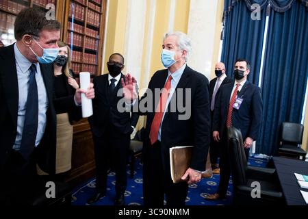 24. Februar 2021, Washington, District of Columbia, USA: William Burns, Right, nominierter Direktor der Central Intelligence Agency, spricht mit dem US-Senator Mark Warner (Demokrat von Virginia), Vorsitzender des Select Committee on Intelligence des US-Senats, nach seiner Bestätigungsverhandlung im Russell Senate Office Building auf dem Capitol Hill in Washington, D.C. am Mittwoch, den 24. Februar 2021 (Kreditbild: © Tom Williams - Pool via CNP/CNP via ZUMA Wire) Stockfoto