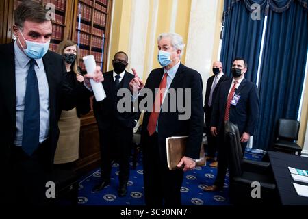24. Februar 2021, Washington, District of Columbia, USA: William Burns, Right, nominierter Direktor der Central Intelligence Agency, spricht mit dem US-Senator Mark Warner (Demokrat von Virginia), Vorsitzender des Select Committee on Intelligence des US-Senats, nach seiner Bestätigungsverhandlung im Russell Senate Office Building auf dem Capitol Hill in Washington, D.C. am Mittwoch, den 24. Februar 2021 (Kreditbild: © Tom Williams - Pool via CNP/CNP via ZUMA Wire) Stockfoto