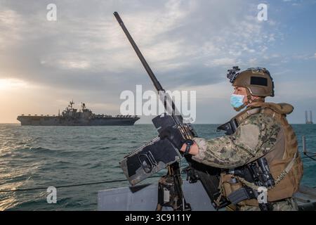 21. Februar 2021 – der Engineman 2. Klasse Richard Guzman, der dem Kommandanten der Task Force (CTF) 56 zugewiesen wurde, bemannt ein Maschinengewehr des Kalibers 50 an Bord eines Mark VI Patrouillenbootes während einer hochkarätigen Eskorte des amphibischen Angriffsschiffs USS Makin Island (LHD 8) im Golf von Bahrain, 21. Februar 2021. CTF-56 ist für die Planung und Durchführung von Expeditionsmissionen im Einsatzgebiet der 5. US-Flotte verantwortlich. (Kreditbild: © Zachary Pearson/USA Marineblau/ZUMA Wire/ZUMAPRESS.com) Stockfoto