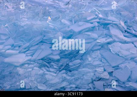 Endloses Buckelfeld am gefrorenen Baikalsee. Haufen schneebedeckter Trümmer aus blauem Eis am frostigen Tag Stockfoto