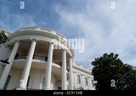 26. Februar 2021, Washington, District of Columbia, USA: Das Weiße Haus wird am Freitag, 26. Februar, vor dem US-Präsidenten Joe Biden und der First Lady Jill Biden an Bord der Marine One in Washington, D.C., USA, gesehen. 2021. Biden besucht heute Texas, um über die Sanierungsbemühungen zu sprechen, nachdem das Winterwetter weitreichende Schäden verursacht und Millionen von Menschen ohne Strom gelassen hat (Credit Image: © Erin Scott - Pool via CNP/CNP via ZUMA Wire) Stockfoto