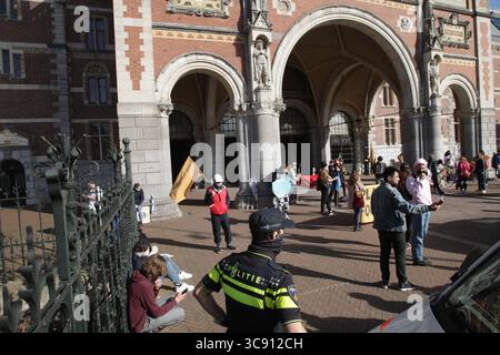 26. Februar 2021, Amsterdam, Niederlande: Extinction Rebellion Umweltaktivisten während des Protestes blockieren den Haupteingang des Rijksmuseums am 26. Februar 2021 in Amsterdam, Niederlande. Die Umweltschützer der Extinction Rebellion demonstrieren gegen die Lobby der Großunternehmen ihren Einfluss auf Politik, Klima und ökologische Krise und dies Konsequenzen und fordern eine Bürgerversammlung für eine gerechte Klimapolitik. (Kreditbild: © Paulo Amorim/VW Pics via ZUMA Wire) Stockfoto