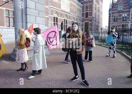 26. Februar 2021, Amsterdam, Niederlande: Extinction Rebellion Umweltaktivisten während des Protestes blockieren den Haupteingang des Rijksmuseums am 26. Februar 2021 in Amsterdam, Niederlande. Die Umweltschützer der Extinction Rebellion demonstrieren gegen die Lobby der Großunternehmen ihren Einfluss auf Politik, Klima und ökologische Krise und dies Konsequenzen und fordern eine Bürgerversammlung für eine gerechte Klimapolitik. (Kreditbild: © Paulo Amorim/VW Pics via ZUMA Wire) Stockfoto