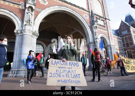 26. Februar 2021, Amsterdam, Niederlande: Extinction Rebellion Umweltaktivisten während des Protestes blockieren den Haupteingang des Rijksmuseums am 26. Februar 2021 in Amsterdam, Niederlande. Die Umweltschützer der Extinction Rebellion demonstrieren gegen die Lobby der Großunternehmen ihren Einfluss auf Politik, Klima und ökologische Krise und dies Konsequenzen und fordern eine Bürgerversammlung für eine gerechte Klimapolitik. (Kreditbild: © Paulo Amorim/VW Pics via ZUMA Wire) Stockfoto