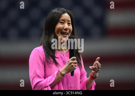 26. Februar 2021, Indianapolis, Indiana, USA: US-Gymnastik-CEO LI LI LEUNG spricht im Indianapolis Convention Center, Indianapolis, Indiana. (Bild: © Amy Sanderson/ZUMA Wire) Stockfoto