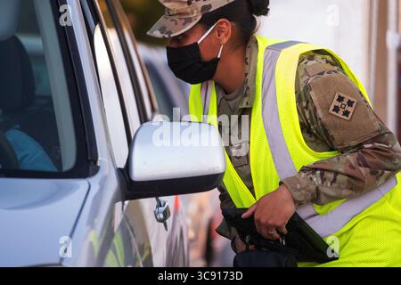 20. Februar 2021 – Los Angeles, Kalifornien, USA – PFC. Aracely Quintana, aus Depue, Illinois., ein Kampfingenieur, der der Hauptquartier- und Hauptquartiergesellschaft, 299. Brigade Engineer Battalion, 1. Stryker Brigade Combat Team, 4. Infanteriedivision, zugewiesen wurde, bestätigt einen Bürgerimpfungstermin an der California State University Los Angeles, 20. Februar 2021. Das U.S. Northern Command ist weiterhin verpflichtet, über die US Army North der Federal Emergency Management Agency weiterhin flexible Unterstützung des Verteidigungsministeriums als Teil der gesamten Regierungsreaktion auf COVID-19 zu gewähren. (Cr Stockfoto