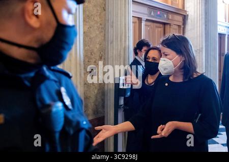 4. März 2021, Washington, District of Columbia, USA: Die Vizepräsidentin der Vereinigten Staaten Kamala Harris trifft am Donnerstag, 4. März 2021, in der Senatskammer ein, um im US-Kapitol in Washington, DC, abzustimmen. Beschreibung: Rod Lamkey/CNP (Abbildung: © Rod Lamkey – CNP/CNP via ZUMA Wire) Stockfoto