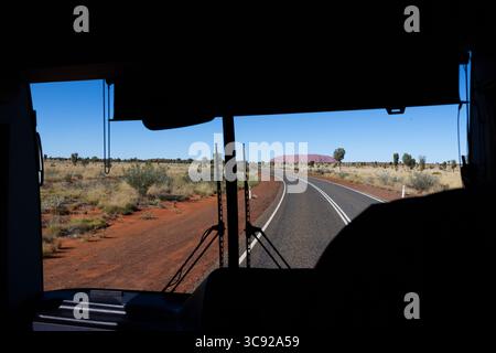 Uluru vom Touristenbus. Im Kata-Tjuṯa-Nationalpark im Northern Territory von Australien. Stockfoto