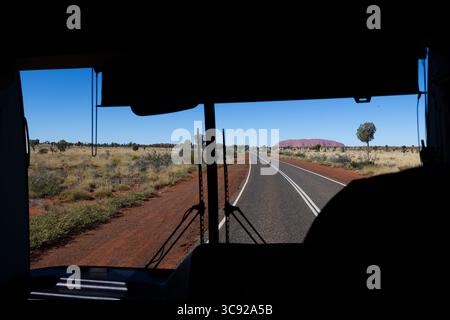 Uluru vom Touristenbus. Im Kata-Tjuṯa-Nationalpark im Northern Territory von Australien. Stockfoto
