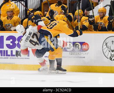 Am 4. März 2021 überprüfte der rechte Flügel der Nashville Predators Eeli Tolvanen (28) Gustav Forsling (42) in der zweiten Phase zwischen den Florida Panthers und den Nashville Predators in der Bridgestone Arena in Nashville Tennessee. (Pflichtfoto: Steve Roberts/CSM)(Credit Image: &Copy; Steve Roberts/Cal Sport Media/CSM via ZUMA Wire) Stockfoto