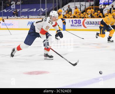 Am 4. März 2021 jagt das Florida Panthers Center Eetu Luostarinen (27) in der zweiten Phase zwischen den Florida Panthers und den Nashville Predators in der Bridgestone Arena in Nashville Tennessee den losen Puck gegen die Nashville Predators. (Pflichtfoto: Steve Roberts/CSM)(Credit Image: &Copy; Steve Roberts/Cal Sport Media/CSM via ZUMA Wire) Stockfoto
