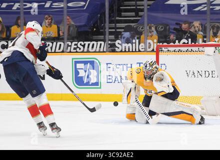 Am 4. März 2021 blockiert der Torhüter Pekka Rinne (35) in der zweiten Phase zwischen den Florida Panthers und den Nashville Predators in der Bridgestone Arena in Nashville, Tennessee. (Pflichtfoto: Steve Roberts/CSM)(Credit Image: &Copy; Steve Roberts/Cal Sport Media/CSM via ZUMA Wire) Stockfoto