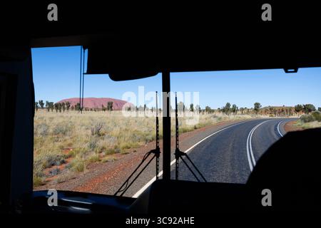 Uluru vom Touristenbus. Im Kata-Tjuṯa-Nationalpark im Northern Territory von Australien. Stockfoto
