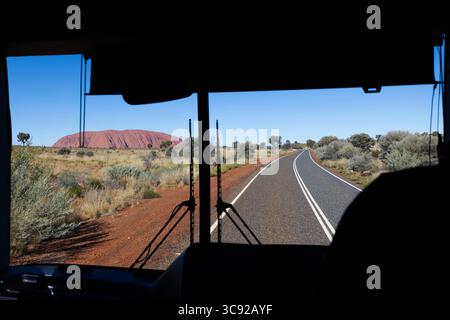 Uluru vom Touristenbus. Im Kata-Tjuṯa-Nationalpark im Northern Territory von Australien. Stockfoto