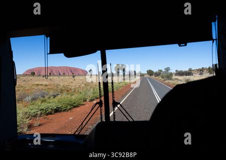 Uluru vom Touristenbus. Im Kata-Tjuṯa-Nationalpark im Northern Territory von Australien. Stockfoto