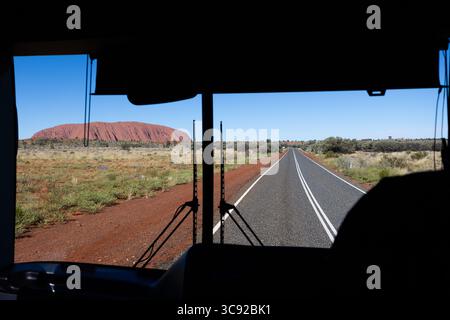 Uluru vom Touristenbus. Im Kata-Tjuṯa-Nationalpark im Northern Territory von Australien. Stockfoto
