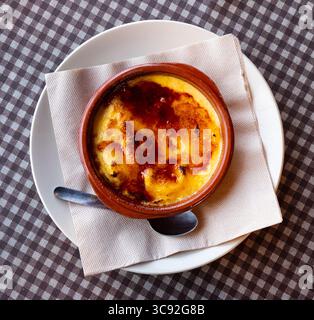 Süße Crema catalana mit karamellisierter Zuckerkruste Stockfoto