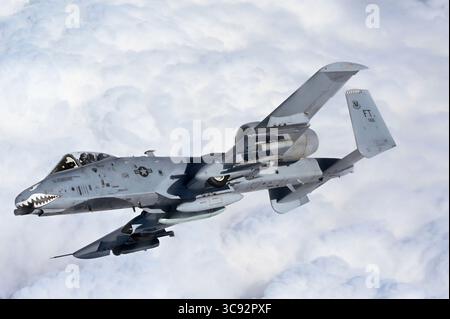 Das der 75th Fighter Squadron zugeordnete Warthog-Flugzeug der US Air Force A-10 Thunderbolt II bricht ab, nachdem es von einem KC-135 Stratotanker-Flugzeug auf dem Weg zur Ausübung der Red Flag auf dem Nevada Test Range am 5. März 2021 über Oklahoma getankt wurde. (Bild: © Sra Mary Begy/Planetpix/Planet Pix via ZUMA Wire) Stockfoto