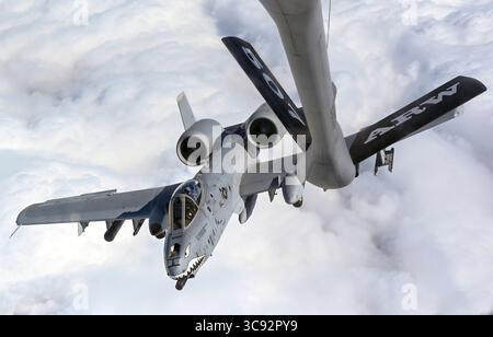 STYLELOCATIONA U.S. Air Force A-10 Thunderbolt II Warthog-Flugzeuge, die der 75th Fighter Squadron zugeordnet sind, betankt ein KC-135 Stratotanker-Flugzeug auf dem Weg zur Ausübung der Red Flag auf dem Nevada Test Range am 5. März 2021 über Oklahoma. (Bild: © Sra Mary Begy/Planetpix/Planet Pix via ZUMA Wire) Stockfoto