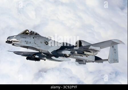 Das der 75th Fighter Squadron zugeordnete Warthog-Flugzeug der US Air Force A-10 Thunderbolt II bricht ab, nachdem es von einem KC-135 Stratotanker-Flugzeug auf dem Weg zur Ausübung der Red Flag auf dem Nevada Test Range am 5. März 2021 über Oklahoma getankt wurde. (Bild: © Sra Mary Begy/Planetpix/Planet Pix via ZUMA Wire) Stockfoto