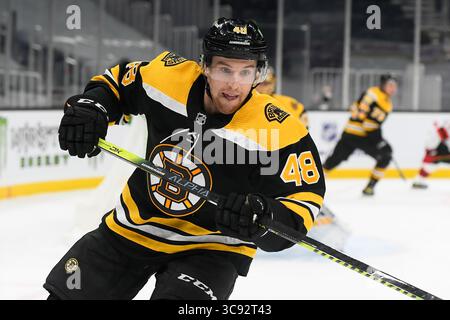 7. März 2021: Matt Grzelcyk, Verteidiger der Boston Bruins (48), jagt den Puck während des NHL-Spiels zwischen den New Jersey Devils und den Boston Bruins im TD Garden in Boston, Mass. Eric Canha/CSM(Kreditbild: &Copy; Eric Canha/CSM via ZUMA Wire) Stockfoto