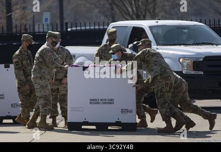März 2021, USA: Militärangehörige bereiten Ausrüstung für die COVID-19-Impfanlage des United Center am 8. März 2021 vor der geplanten Eröffnung am 9. März vor. (Kreditbild: © TNS via ZUMA Wire) Stockfoto