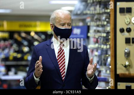9. März 2021, Washington, District of Columbia, USA: US-Präsident Joe Biden besucht am 9. März 2021 den Eisenwarenladen WS Jenks and Sons, ein kleines Unternehmen, das von einem Darlehen für das Gehaltsscheck-Programm profitiert hat (Bild: © Yuri Gripas - Pool via CNP/CNP via ZUMA Wire) Stockfoto