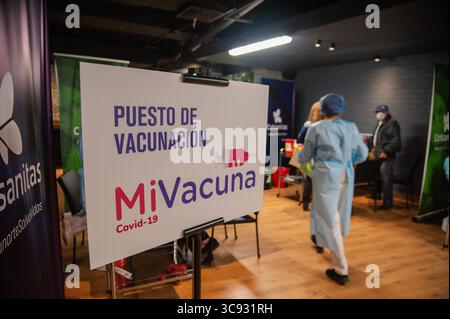 9. März 2021, Bogota, Cundinamarca, Kolumbien: Ein Zeichen dafür, dass „Mi Vacuna“ für die COVID-19-Impfung in Kolumbien kämpft, lautet „Vaccine Point“ in Bogota, Kolumbien, am 9. März 2021, nachdem Kolumbien mit der Impfung älterer Bürger über 80 mit dem Sinovac-CoronaVac-Impfstoff gegen die neuartige Coronavirus-Pandemie begonnen hatte. (Kreditbild: © Chepa Beltran/VW Pics via ZUMA Wire) Stockfoto