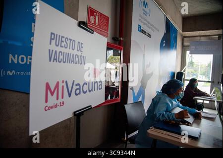 9. März 2021, Bogota, Cundinamarca, Kolumbien: Ein Zeichen dafür, dass „Mi Vacuna“ für die COVID-19-Impfung in Kolumbien kämpft, lautet „Vaccine Point“ in Bogota, Kolumbien, am 9. März 2021, nachdem Kolumbien mit der Impfung älterer Bürger über 80 mit dem Sinovac-CoronaVac-Impfstoff gegen die neuartige Coronavirus-Pandemie begonnen hatte. (Kreditbild: © Chepa Beltran/VW Pics via ZUMA Wire) Stockfoto