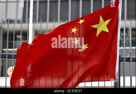 März 12, 2021, HONGKONG, CHINA: Die rote Flagge der VR China wird von Pro-Peking-Anhängern außerhalb des Hauptquartiers der HKSAR-Regierung in der Mitte angezeigt, nachdem das Pekinger Regime ein neues Wahlsystem für Hongkong erlassen hat, das speziell entwickelt wurde, um das demokratische Wahlsystem in der ehemaligen britischen Kolonie zu untergraben und zu ersetzen, das ursprünglich von der Chinesisch-Britischen Gemeinsamen Erklärung unter dem Konzept von „ ein Land zwei Systemen “ geschützt wurde.Mar-12.2021Hong Kong.ZUMA/Liau Chung-ren-ren Stockfoto