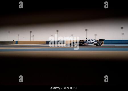 12. März 2021, Sakhir, Bahrain: YUKI TSUNODA aus Japan und Scuderia AlphaTauri fahren am ersten Tag bei den FIA Formel 1-Vorsaisontests 2021 auf dem Bahrain International Circuit in Sakhir, Bahrain. (Bild: © James Gasperotti/ZUMA Wire) Stockfoto
