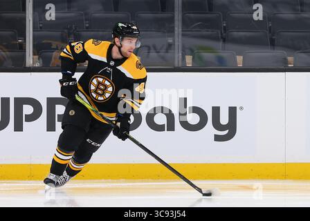 März 2021; Boston, MA, USA; Matt Grzelcyk (48), Verteidiger der Boston Bruins, skatet mit dem Puck während des NHL-Spiels zwischen den New York Rangers und Boston Bruins im TD Garden. Anthony Nesmith/CSM(Credit Image: &Copy; Anthony Nesmith/CSM via ZUMA Wire) Stockfoto