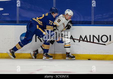 März 2021: Pittsburgh Penguins Center Evan Rodrigues (9) kämpft mit Buffalo Sabres rechten Flügel Tage Thompson (72) um den Besitz eines losen Pucks entlang der Bretter während der ersten Spielzeit des NHL-Hockeyspiels zwischen den Pittsburgh Penguins und Buffalo Sabres im KeyBank Center in Buffalo, N.Y. (Nicholas T. LoVerde/Cal Sport Media) (Credit Image: &Copy; Nicholas T. Loverde/CSM via ZUMA Wire) Stockfoto