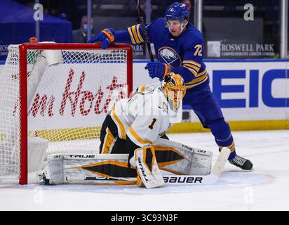 13. März 2021: Pittsburgh Penguins Torwart Casey DeSmith (1) verteidigt sein Netz, während Buffalo Sabres rechter Flügel Tage Thompson (72) im NHL-Hockeyspiel zwischen den Pittsburgh Penguins und Buffalo Sabres im KeyBank Center in Buffalo, N.Y. (Nicholas T. LoVerde/Cal Sport Media) (Credit Image: &Copy; Nicholas T. Loverde/CSM via ZUMA Wire) Stockfoto