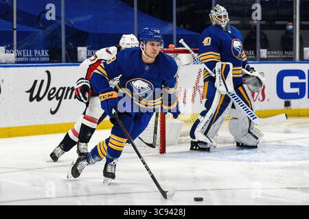 15. März 2021: Jacob Bryson, Verteidiger der Buffalo Sabres (78), kontrolliert den Puck, als die Washington Capitals die Buffalo Sabres 6-0 in einem NHL-Matchup im KeyBank Center in Buffalo, NY, besiegten. Foto von Alan Schwartz/CSM. (Kreditbild: &Copy; Alan Schwartz/CSM via ZUMA Wire) Stockfoto
